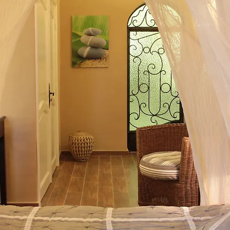 La Demeure De L'arche Bed & Breakfast Saint-Christol-les-Ales